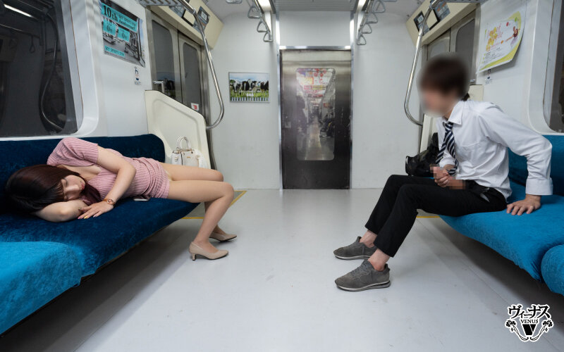 最終電車でパンチラしていた嫁の義姉さんは勃起した僕に気付いて誘惑しはじめた 安位薫 - サンプル画像 - 3