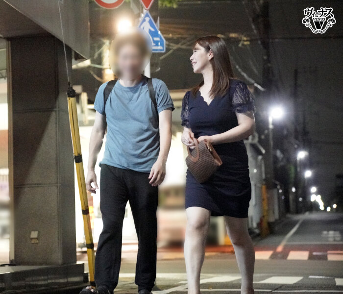 打ち上げ飲み会帰り相部屋NTR 旦那の愚痴を聞いてくれる優しいバイト君（隠れヤリチン）と私（夫は出張中で欲求不満）が中出しセックスしまくった夜 翔田千里 - サンプル画像 - 4