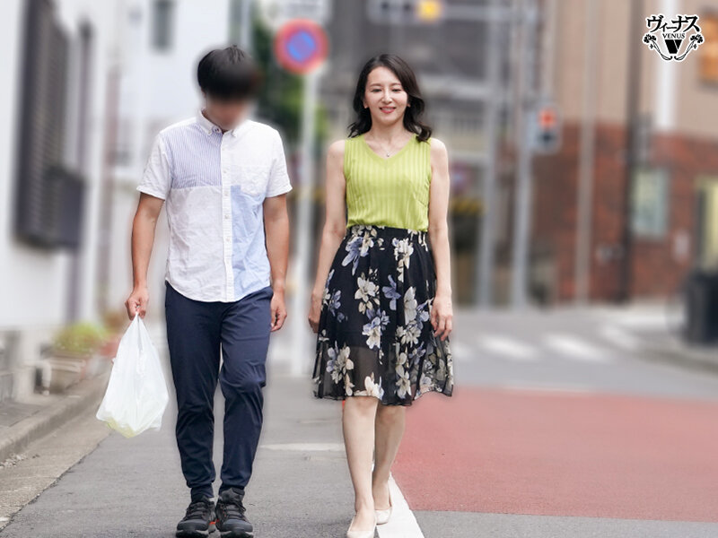 情熱キスは突然に 息子の友達に周りも気にせず唇を奪われて溢れ出す本能 田崎このえ - サンプル画像 - 3