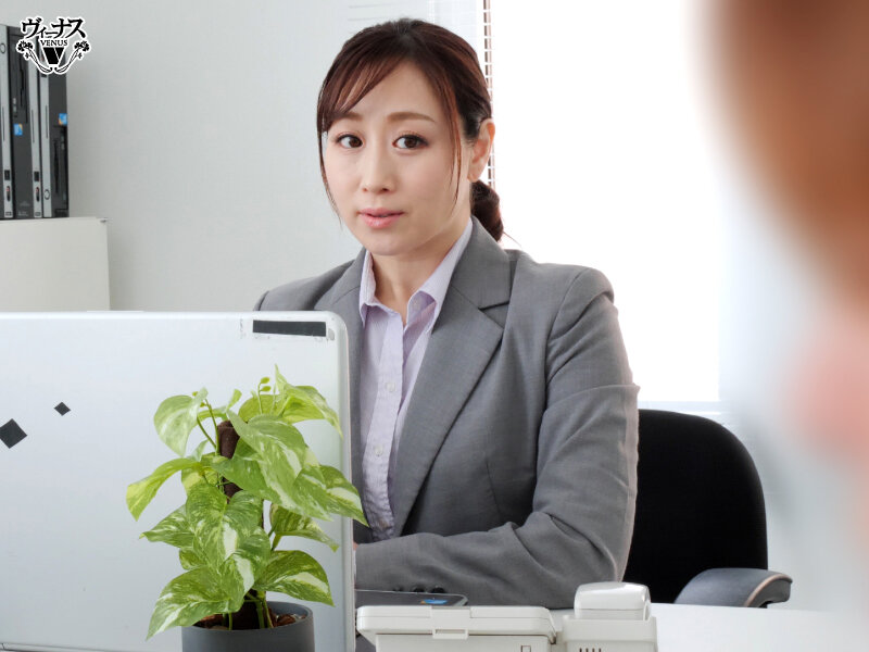 オフィスで2人きりになった瞬間にセックスする女上司と部下 川上ゆう - サンプル画像 - 3