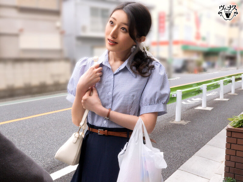 勉強と中出しを教えてくれる図書館で働く憧れの人妻司書 足立美緒 - サンプル画像 - 4