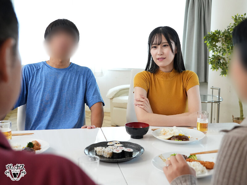 社内一キレイな先輩女子が早く結婚しろとうるさい両親を安心させるために恋人のフリを頼んだ後輩男子と実家に行ったら中出しセックスするハメに…何度もイカされて本当に好きになっちゃった 雨宮ひびき - サンプル画像 - 5