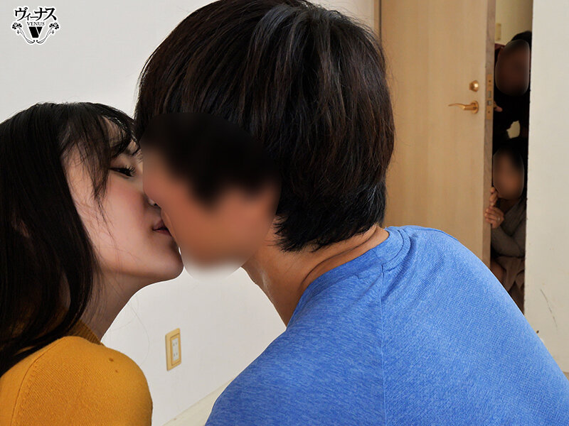 社内一キレイな先輩女子が早く結婚しろとうるさい両親を安心させるために恋人のフリを頼んだ後輩男子と実家に行ったら中出しセックスするハメに…何度もイカされて本当に好きになっちゃった 雨宮ひびき - サンプル画像 - 9