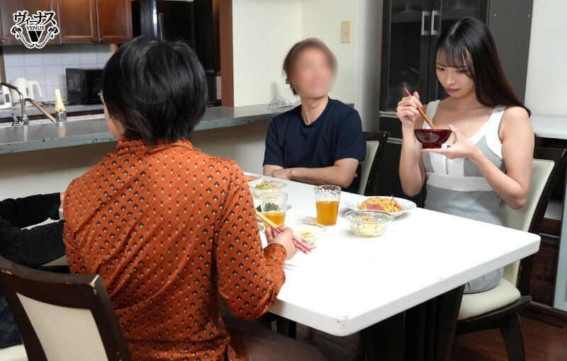 社内一キレイな先輩女子が早く結婚しろとうるさい両親を安心させるために恋人のフリを頼んだ後輩男子と実家に行ったら中出しセックスするハメに…何度もイカされて本当に好きになっちゃった 月野江すい - サンプル画像 - 3