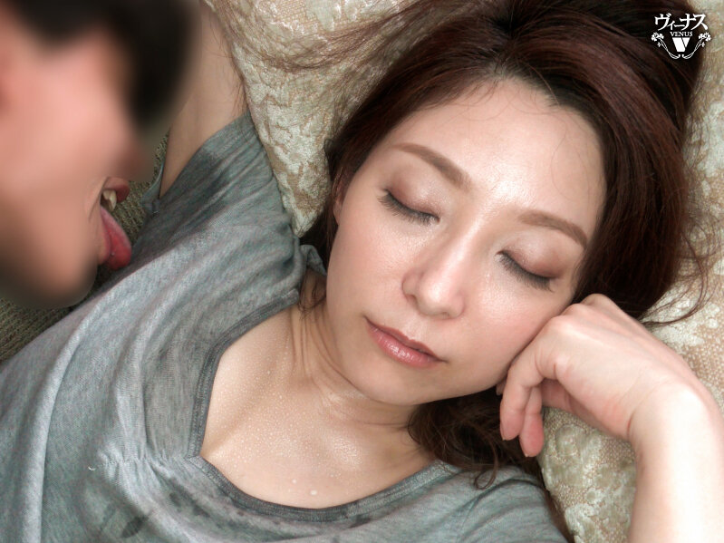 パートから帰ってきた母親のツンと鼻をつく汗の匂いで理性を失った息子 白木優子 - サンプル画像 - 1