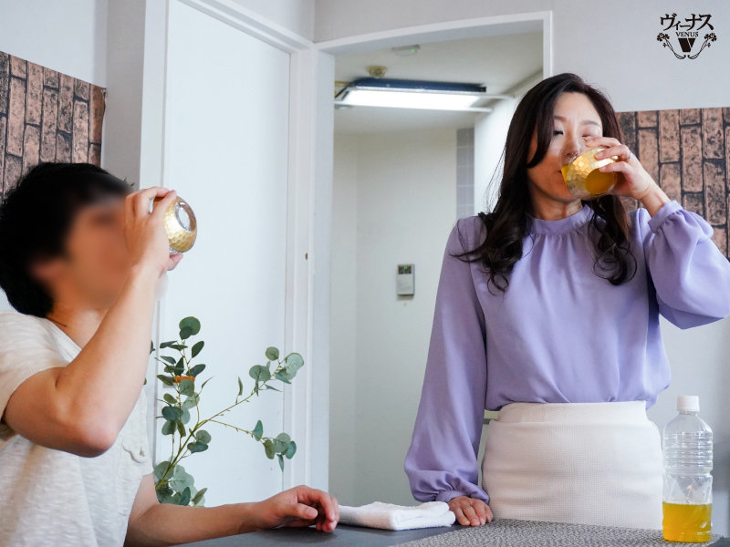 媚薬を飲んで感度100倍 母と息子が狂ったように求めあう濃厚中出しセックス 白木優子 - サンプル画像 - 1