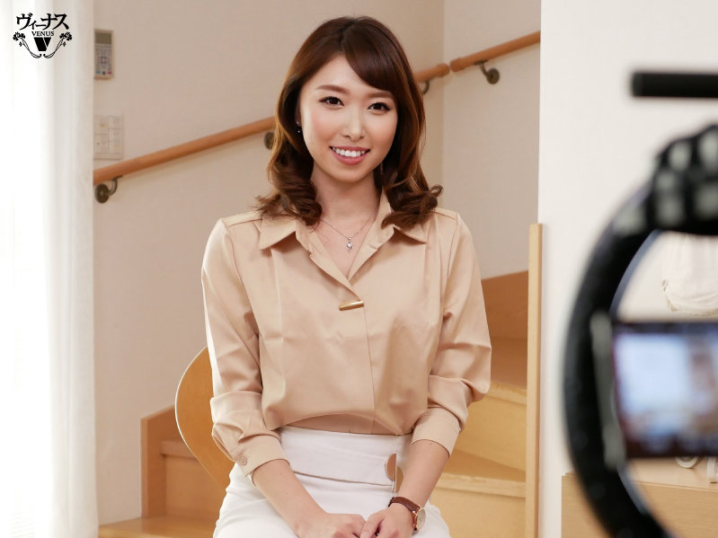 本物素人妻AV Debut！！「誰かに見られているかもしれない」が気持ちいい…現役OL妻の背徳スリル共存SEX 堂本未来 - サンプル画像 - 1