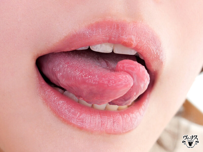 本物素人妻AV Debut！！「こう見えて実は私…」上品清楚な美容部員は妖艶スプリットタンフェラチオ妻 安堂はるの - サンプル画像 - 2