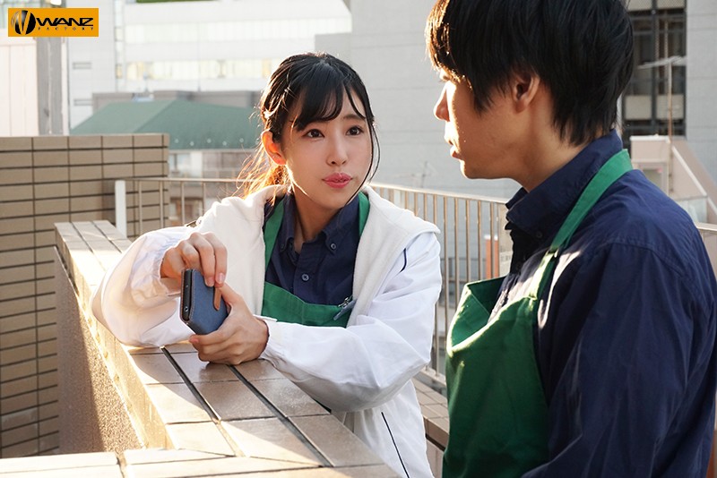 終電を逃した僕を泊めてくれたバイトの先輩… ノーブラ部屋着から弾け出たおっぱいブルンに我慢できず夜明けまでヤリまくった！ 飛鳥りいな - サンプル画像 - 1