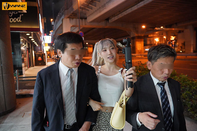 「イイって言うまで射精（だ）すなよ？」パンピーどM男をとっ捕まえてコリコリ乳首ジャック！手コキ寸止め焦らし痴女のナマパコ散歩 春陽モカ - サンプル画像 - 1