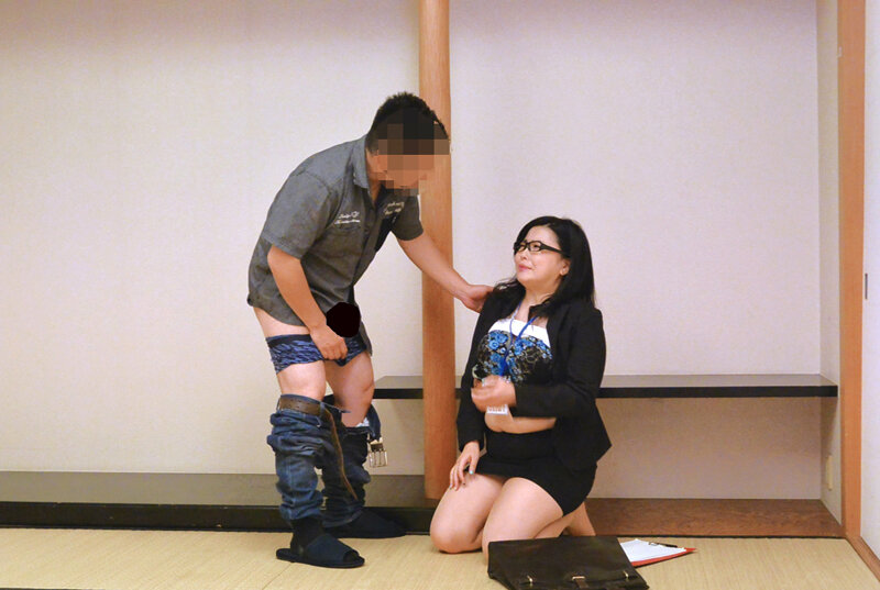 仕事中に年増のおばさんOLに勃起を見せつけて、性欲処理してもらった…4時間 - サンプル画像 - 15