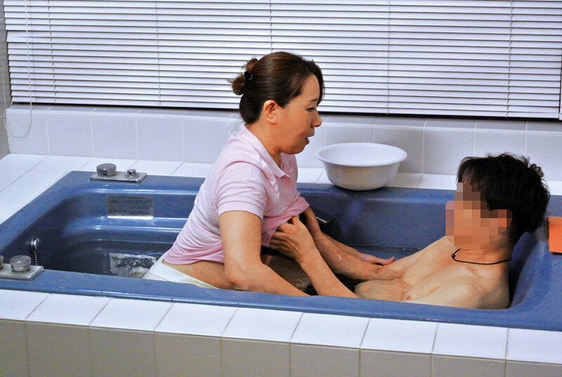 家事代行で呼んだ年増のおばさんヘルパーに勃起を見られ性欲処理してもらった…4時間 - サンプル画像 - 12