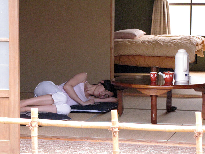 「まさか…私で勃起しちゃったの？」隣の奥さんのスケベな肉体に思わず勃起した…4時間 - サンプル画像 - 11