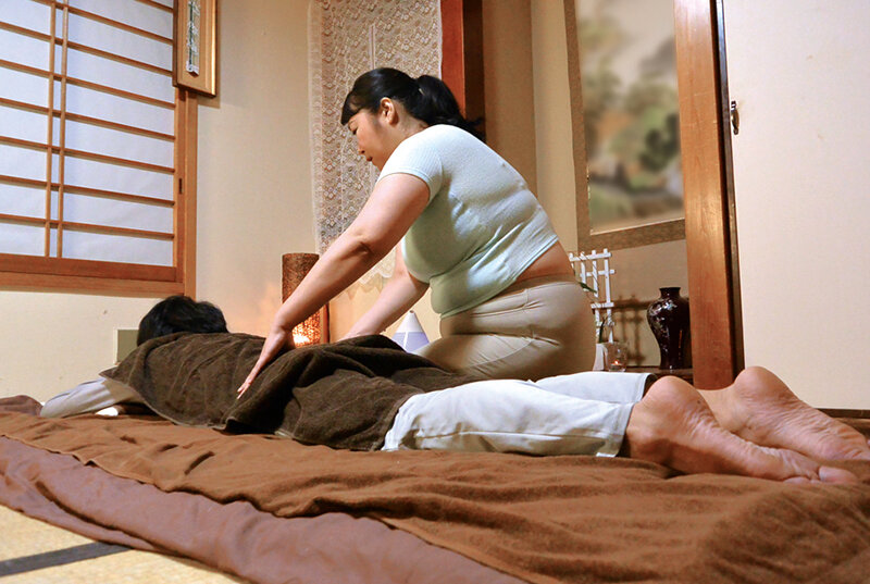 マッサージ師の美熟女おばさんに勃起を見られ性欲処理してもらった…4時間 - サンプル画像 - 16