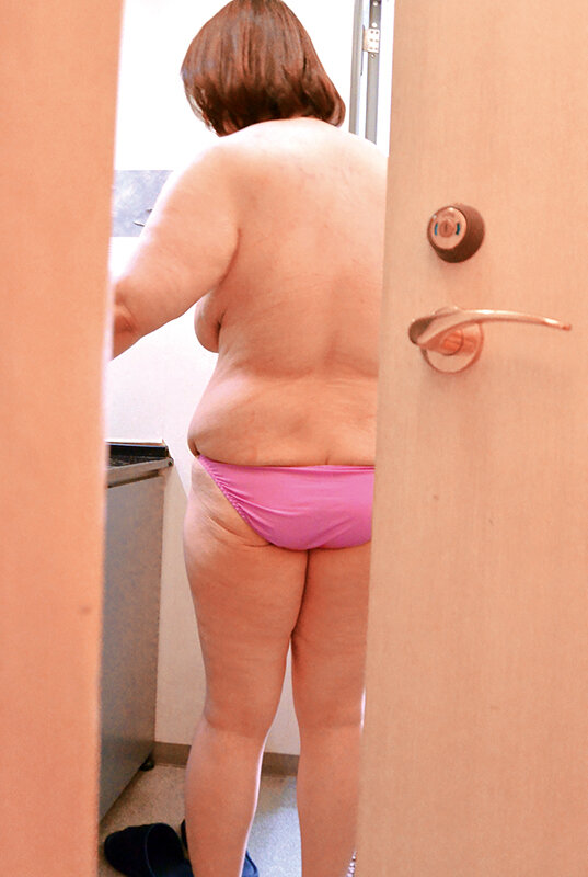 息子の目の前でデカ尻の母がホットパンツでハミ尻していたので…4時間 - サンプル画像 - 12