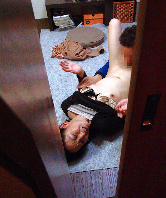 「母ちゃんヤラせて」「ダメよ！」夫が傍にいるのに、息子に襲われた母親は…4時間 - サンプル画像 - 15