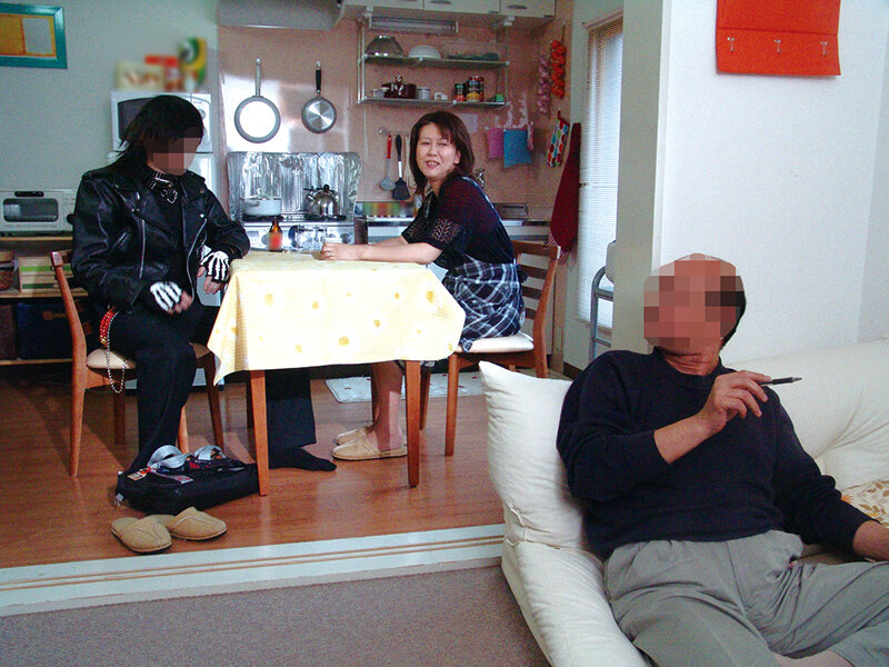 「母ちゃんヤラせて」「ダメよ！」夫が傍にいるのに、息子に襲われた母親は…4時間 - サンプル画像 - 2