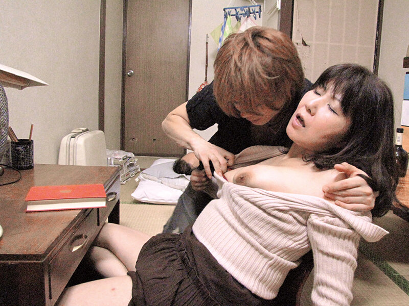 「母ちゃんヤラせて」「ダメよ！」夫が傍にいるのに、息子に襲われた母親は…4時間 - サンプル画像 - 5