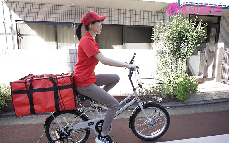 巷でウワサの人妻出張感 男を惑わす肉感完熟デリバリー～剛毛マ○毛でわかめ酒編 鈴木真夕 - サンプル画像 - 13
