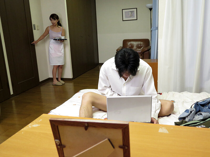 「一人でやるなら母さんが抜いてあげるぅ～こんなにビンビンになってるぅ～」オナニーしていたら母が入ってきて… 4時間8人 - サンプル画像 - 1