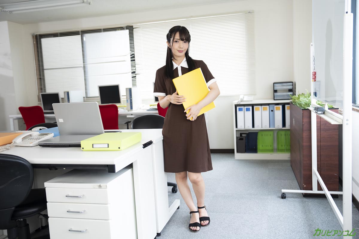 暇な会社で時間つぶしに人妻の先輩と体を重ねました - サンプル画像 - 1